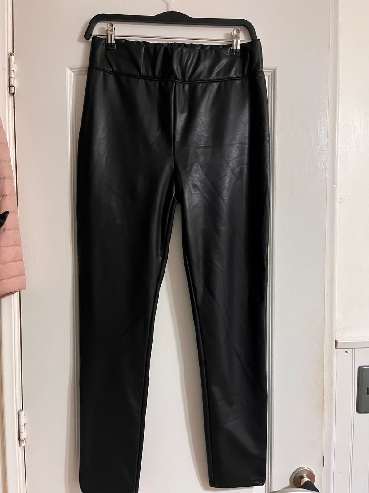 Usado por cony ulloa, calza efecto tipo cuero , talla M