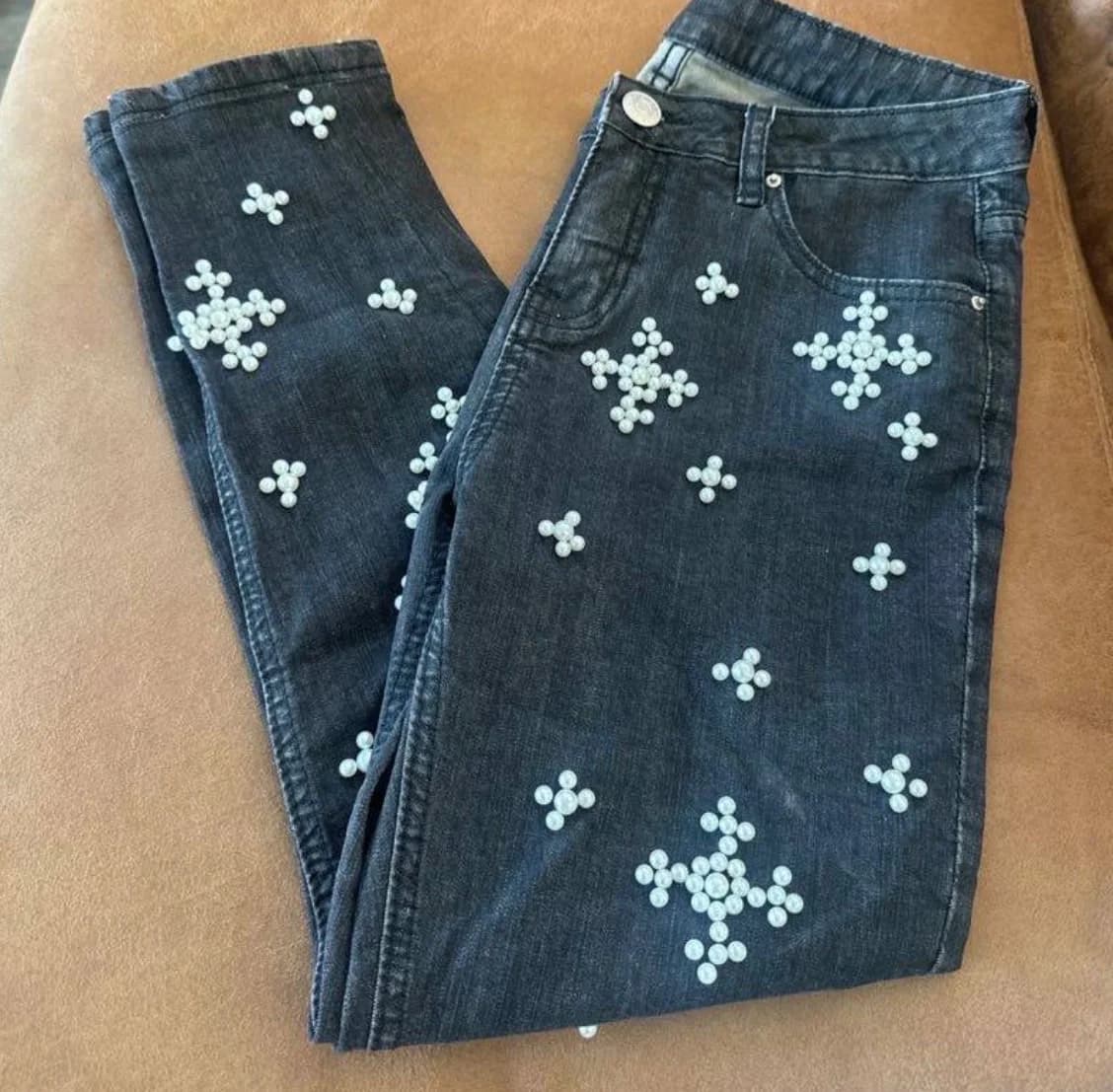 Usado por María de los Ángeles Esveile Molina , Pantalón negro con perlitas, talla 36