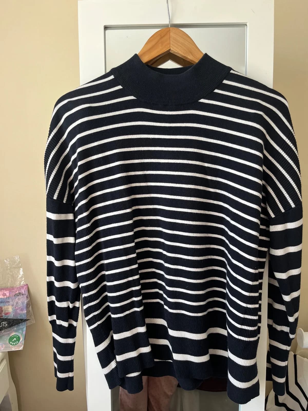 Sweater Esprit rayado negro y blanco cuello alto — foto 1