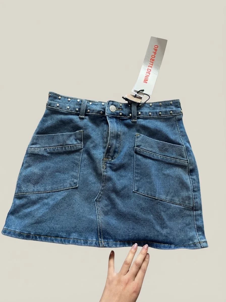 Falda de jeans con tachas — foto 1