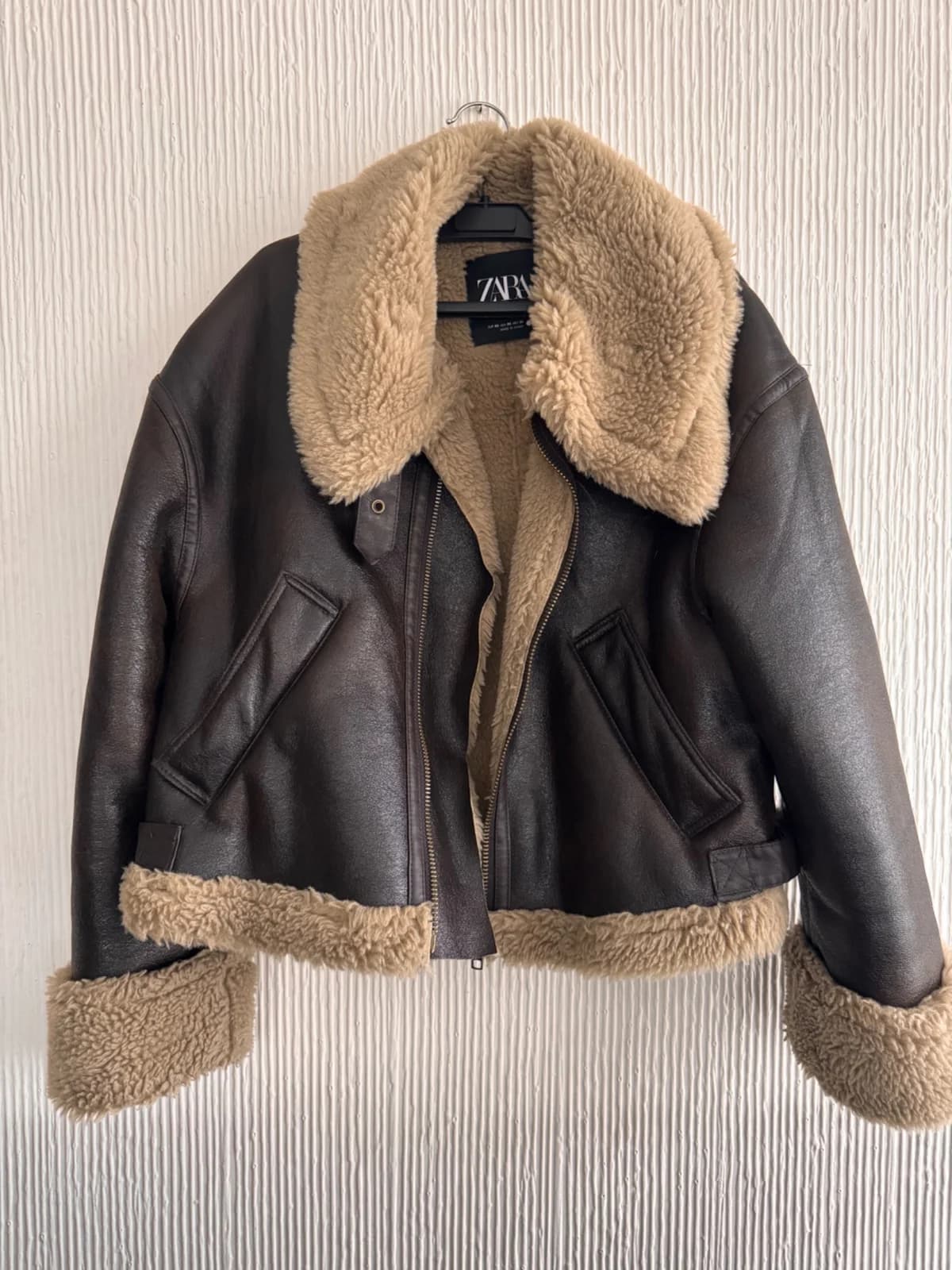 Usado por Montserrat Silva, Chaqueta Zara café, talla XS