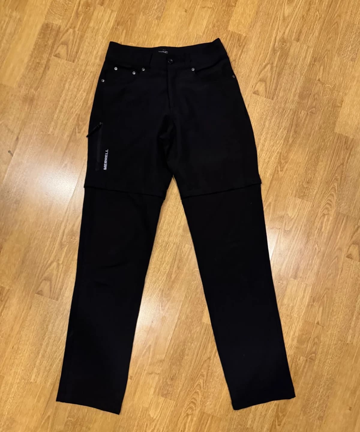 Usado por Magdalena astudillo, Pantalon Merrel negro desmontable, talla 34