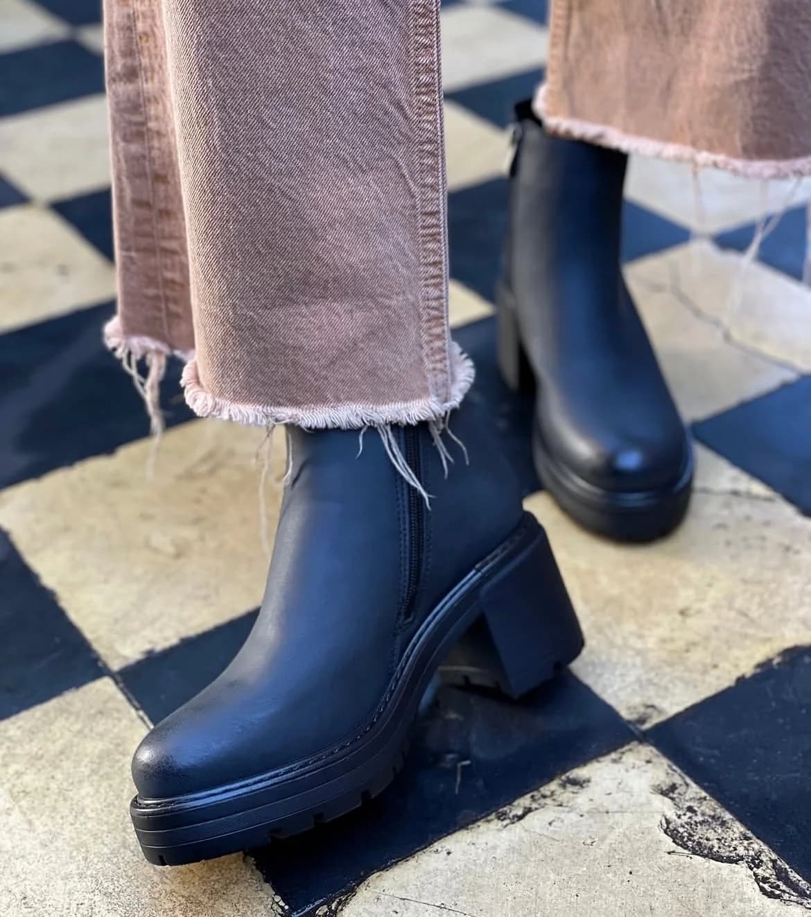 Botas negras — foto 1