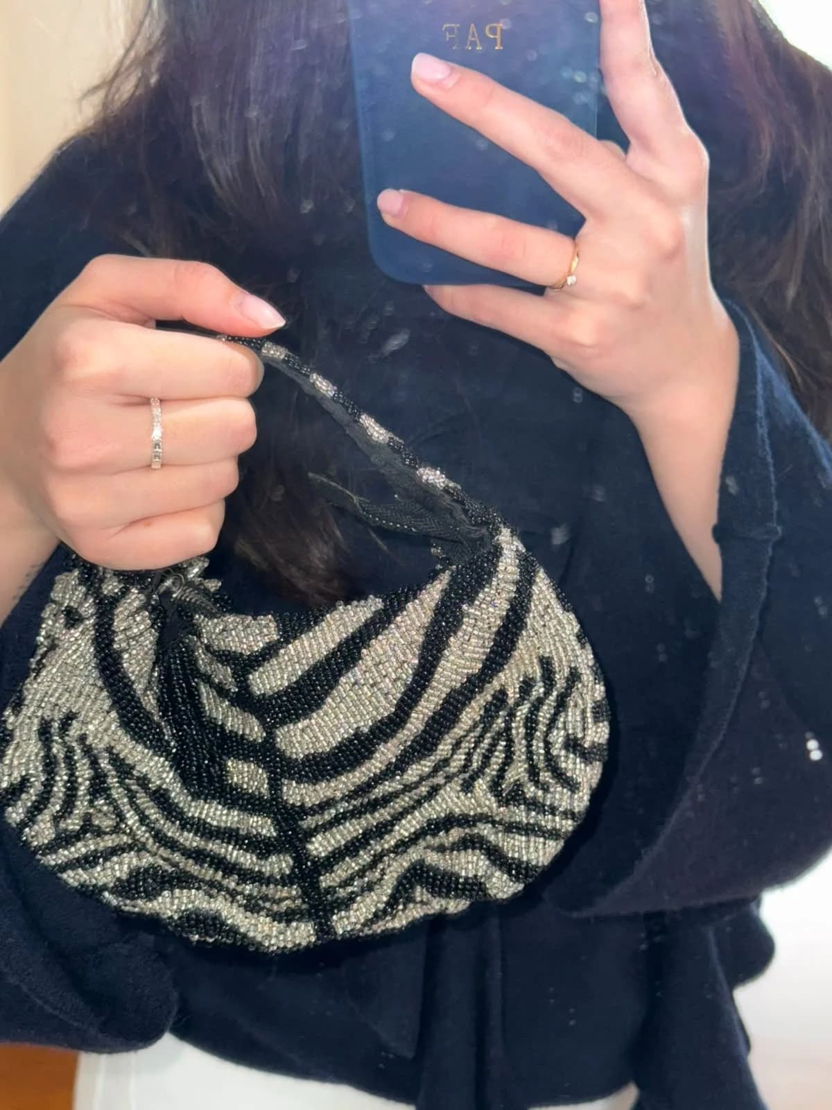 Usado por Paula Aravena, Cartera fiesta Zara mostacillas