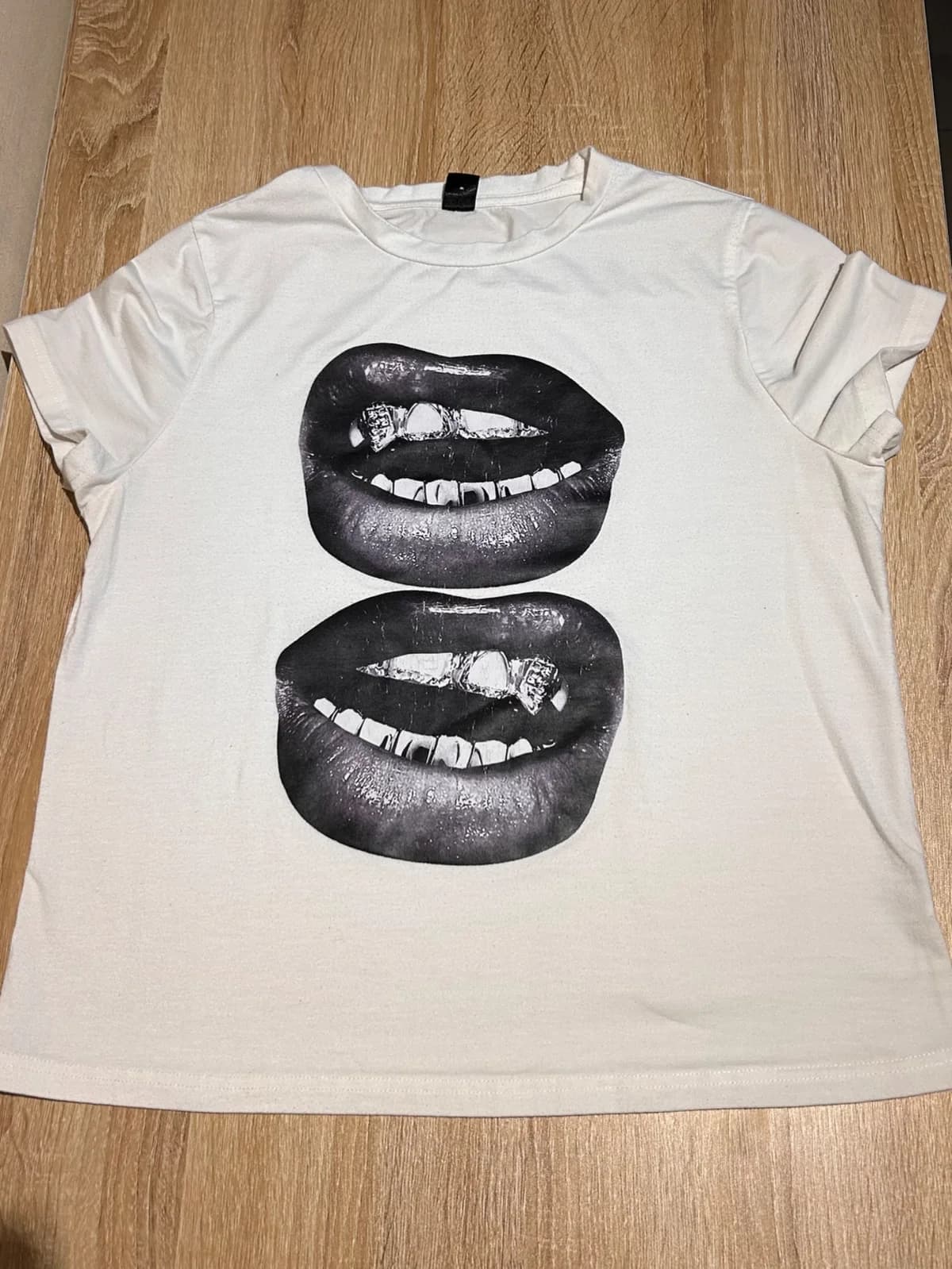 Usado por Francisca Vicuña, Polera baby tee estampado, talla M