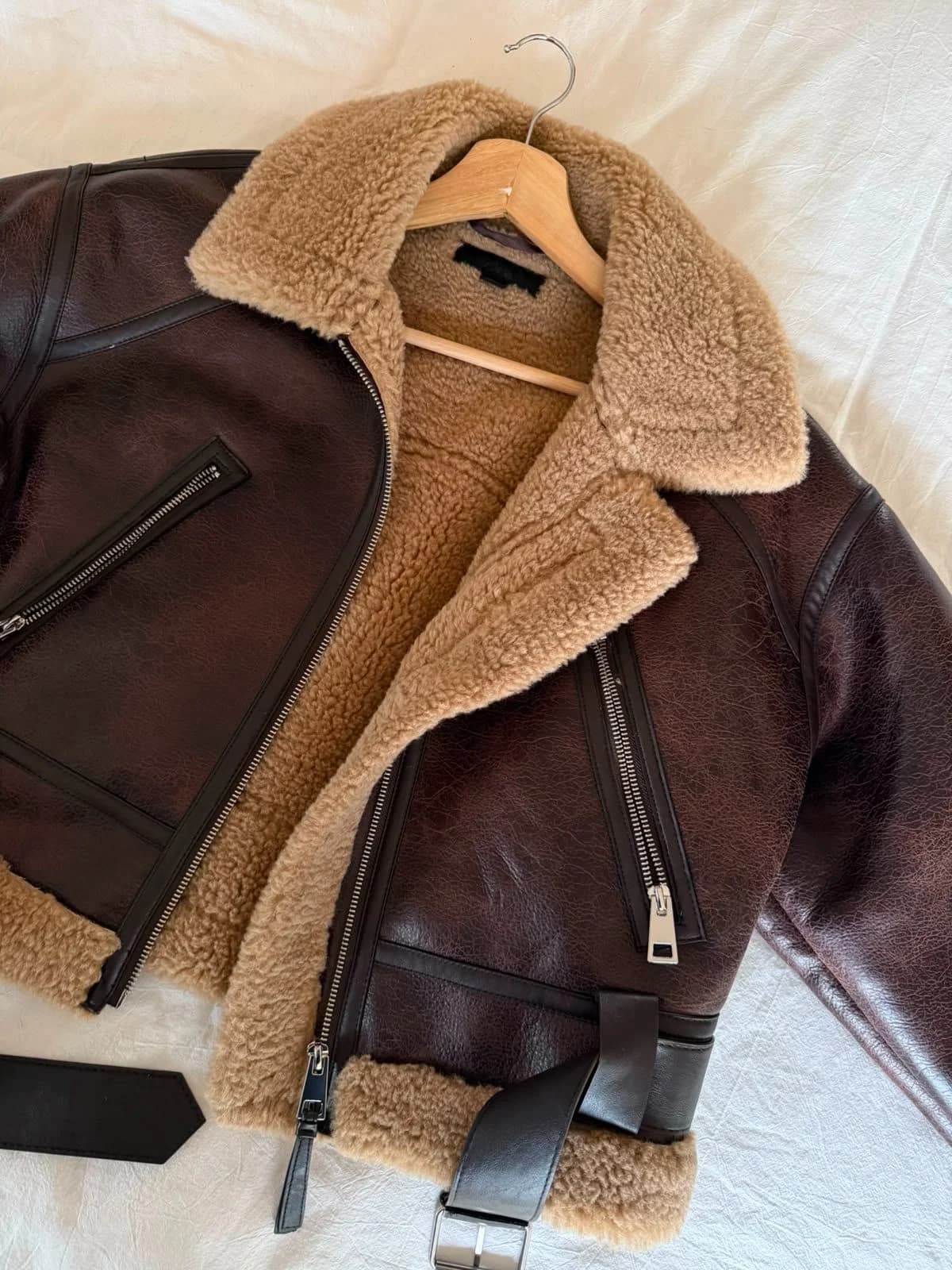 Usado por Paula Aravena, Chaqueta aviadora Zara café , talla M