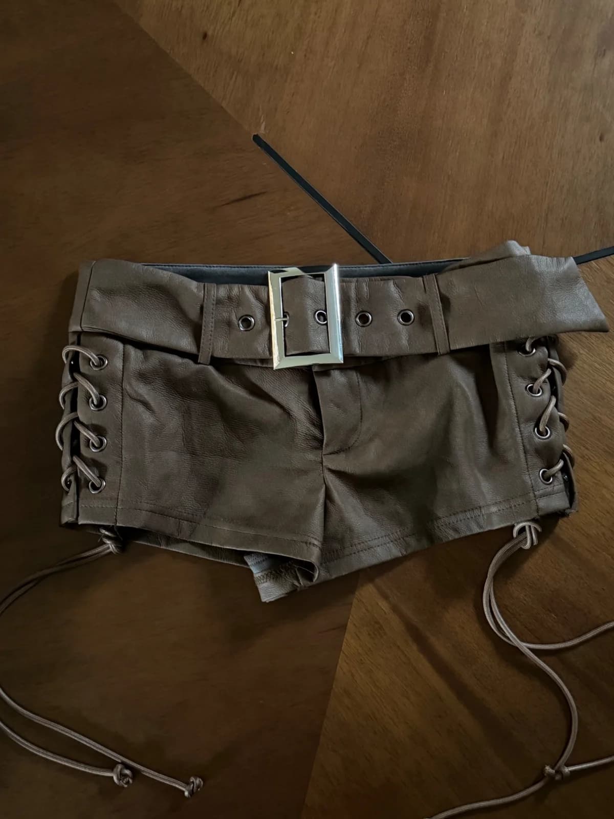 Shorts eco cuero cafés