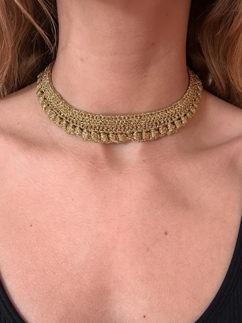 Usado por Brica Crochet, Collar greco doradp