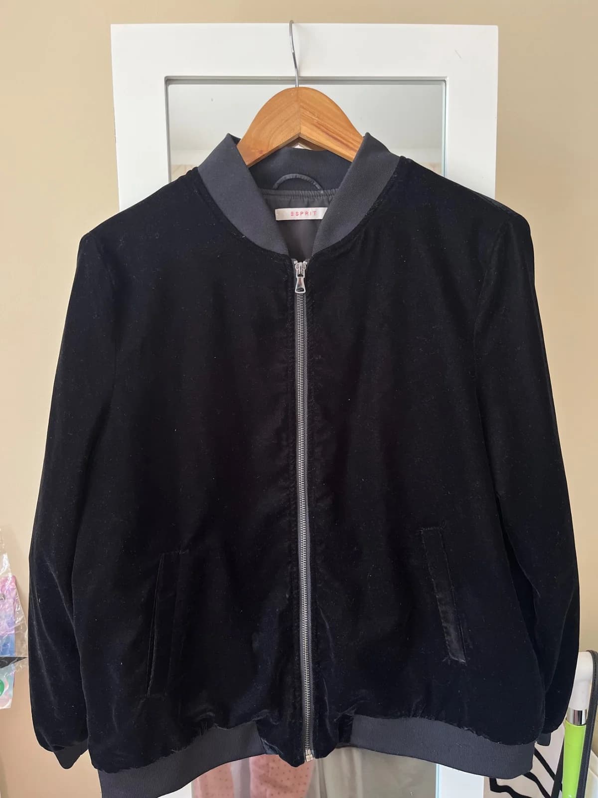 Chaqueta bomber ESPRIT negra terciopelo — foto 1