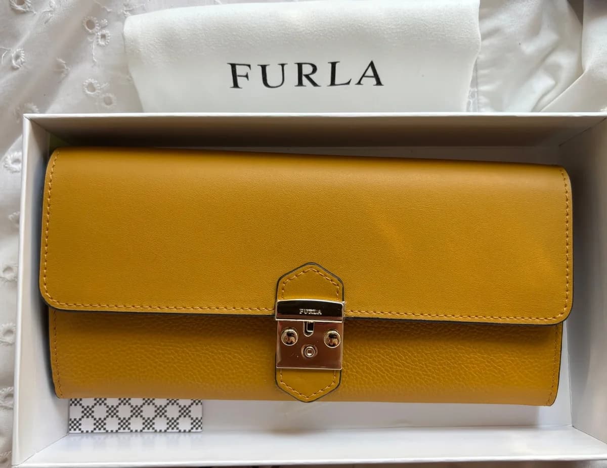 Usado por Trinidad Magdahl, Billetera Furla
