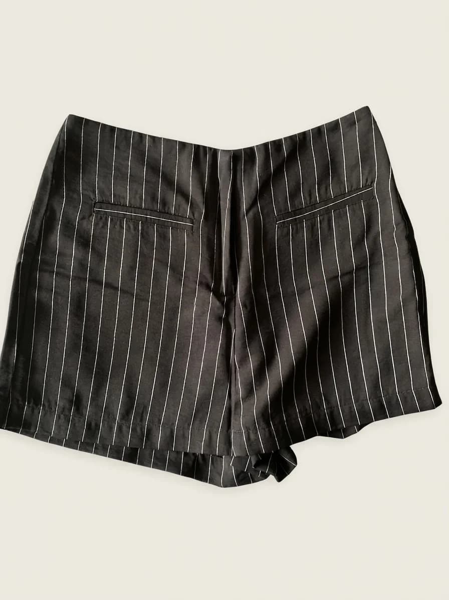 Usado por Mila Solari, falda short líneas constantinopla (marca brasileña)un solo uso, talla S