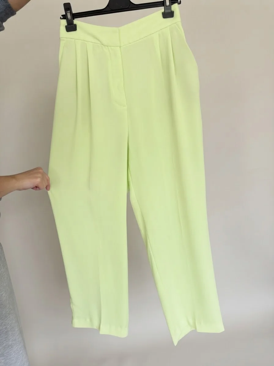 Pantalón Zara verde flúor — foto 1