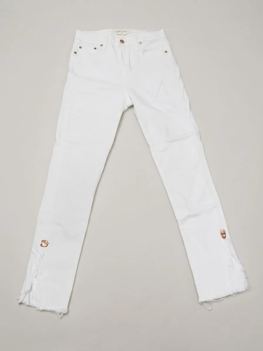 Jeans blancos Jazmin Chebar con detalles dorados — foto 1