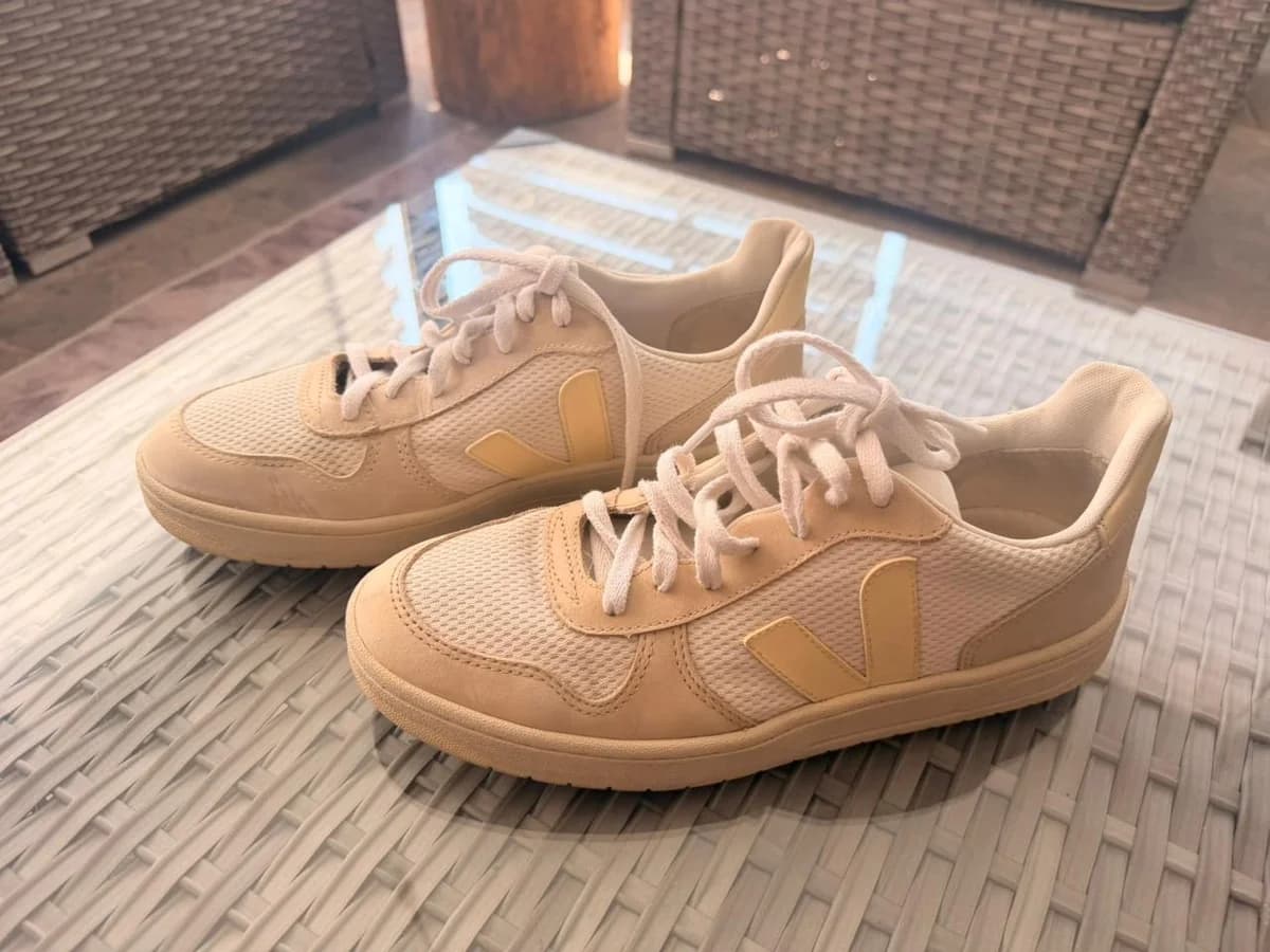 Usado por Ginger Arancibia , Zapatillas VEJA beige , talla 26.5 cm
