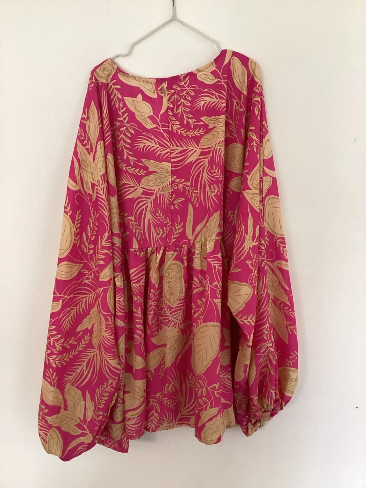 Blusa rosada con flores beige