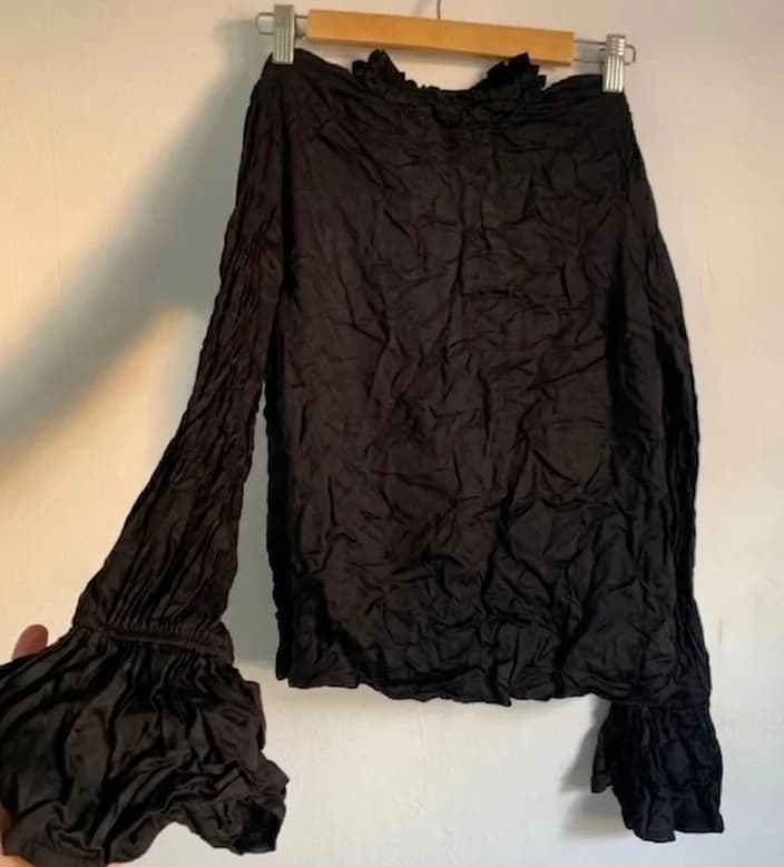 Usado por Josefa del canto Bucarey , Blusa negra con cuello arrugado, talla 36