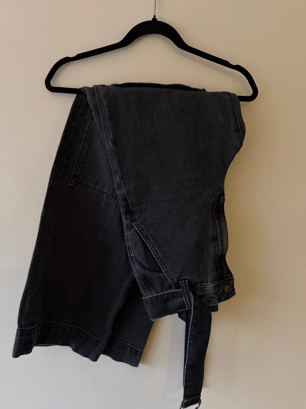 Usado por fernanda robertson, Jeans negro jaspeado Zara, talla 32