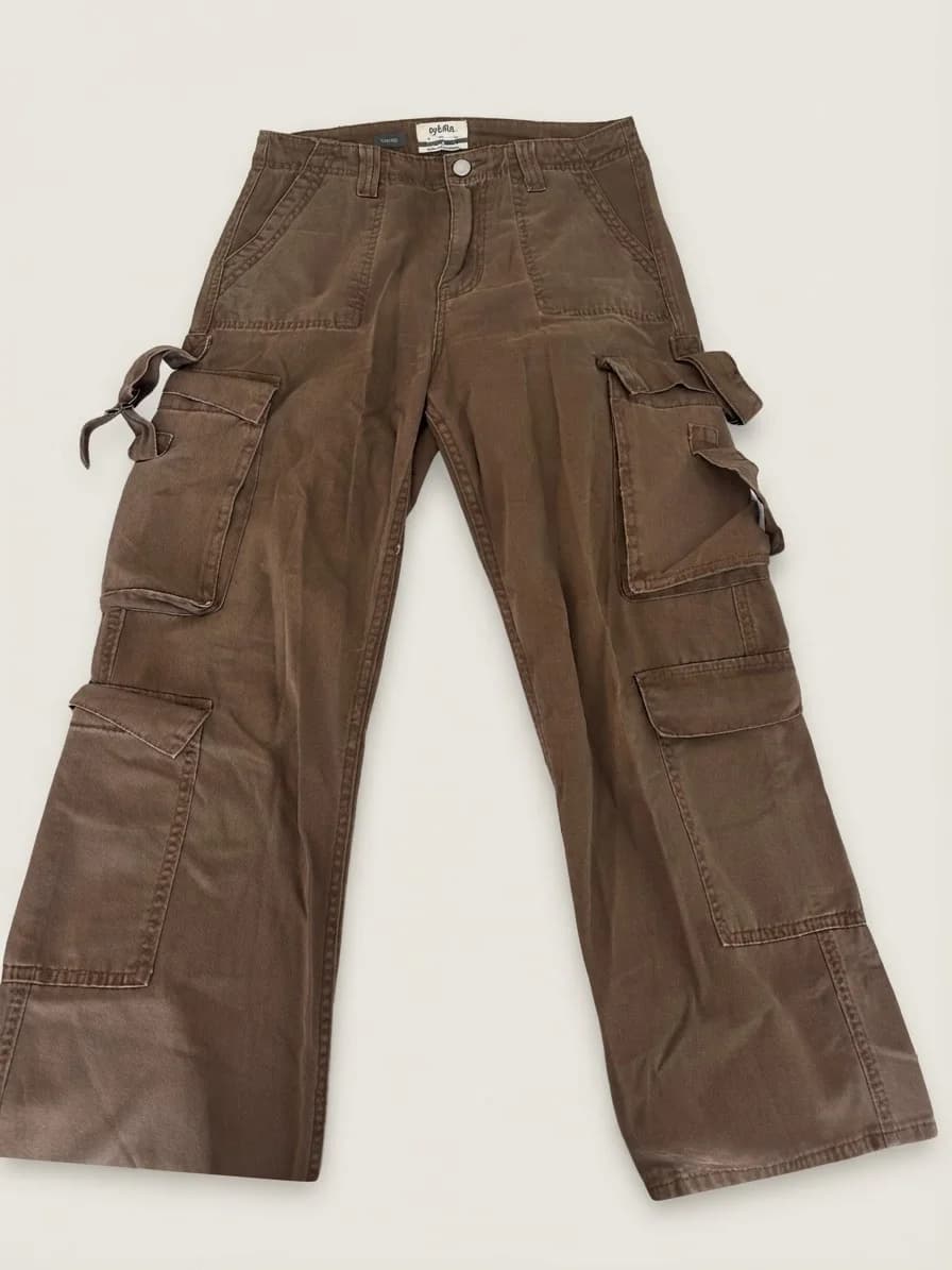 Usado por sofi molina, pantalón café cargo, talla 38