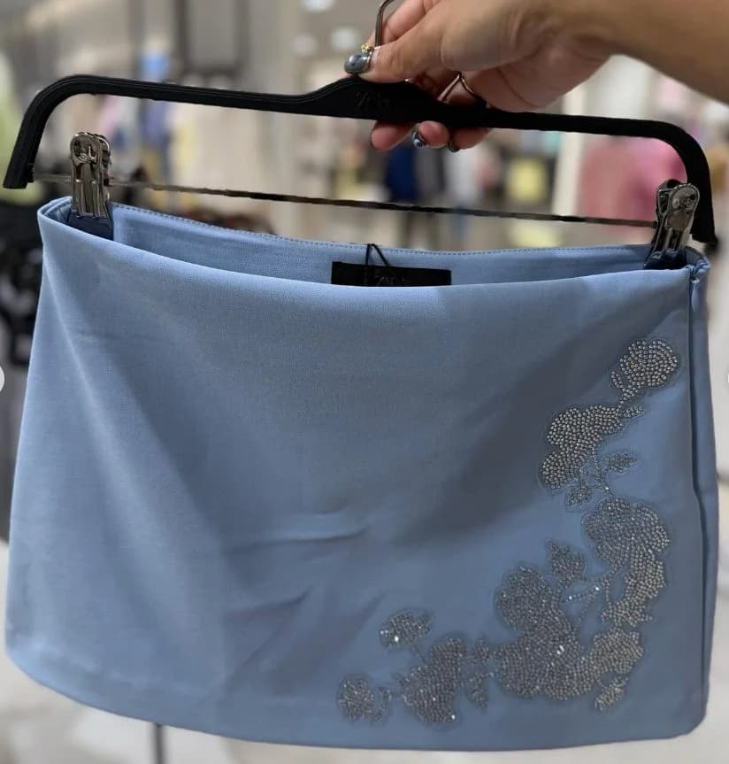 Minifalda celeste con brillos (ZARA)