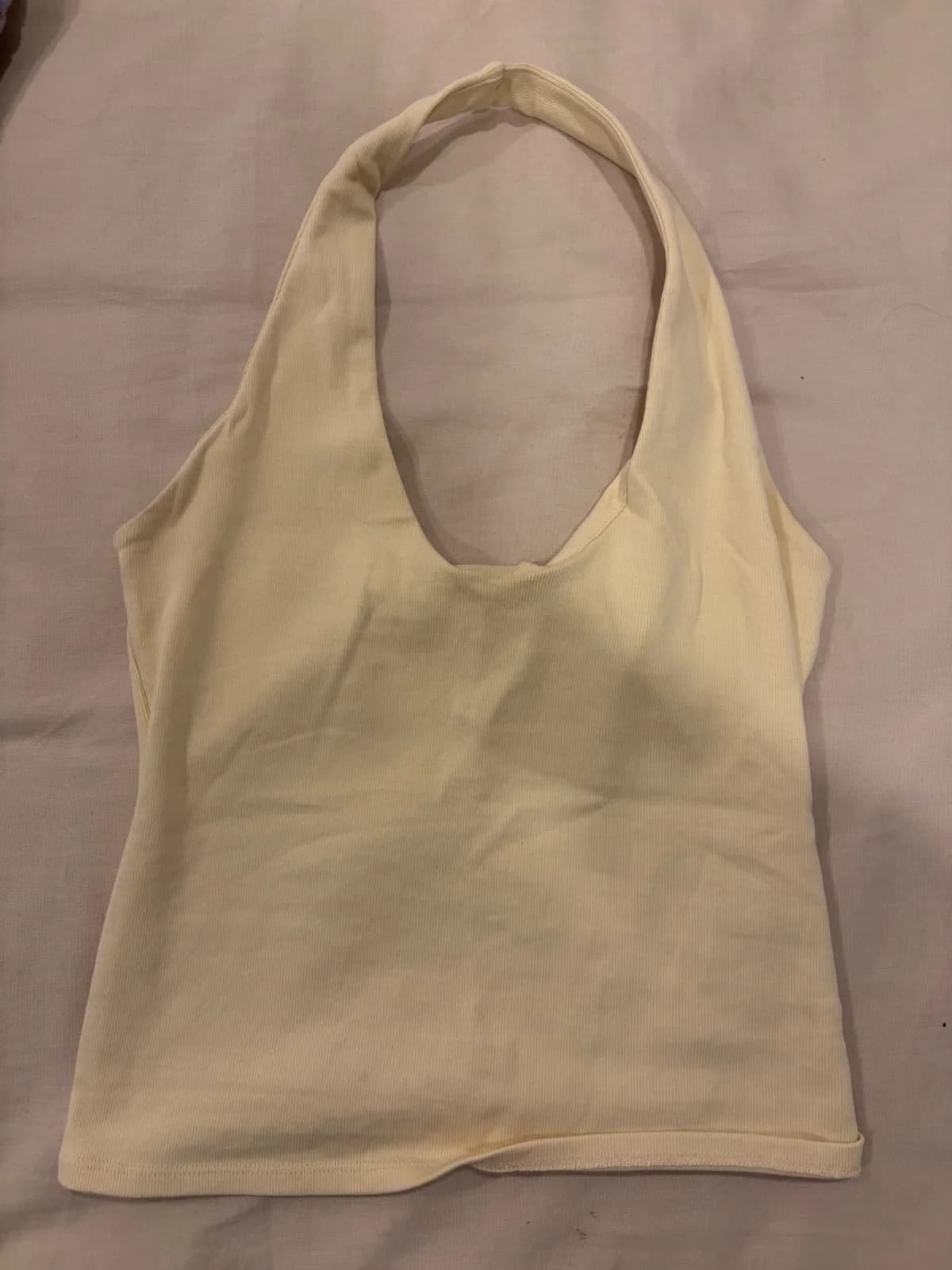 Usado por Karime Rabie , Top Zara nuevo (color amarillo pastel), talla L