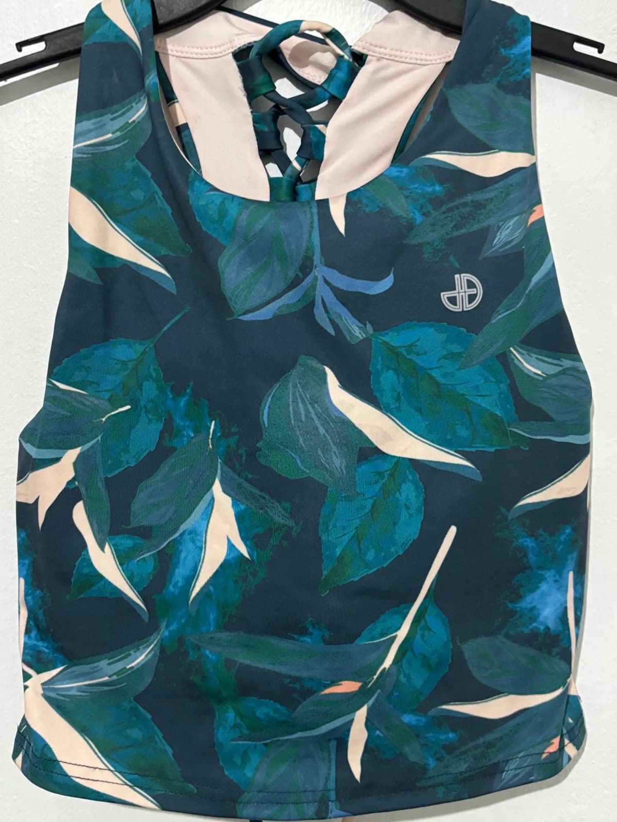 Usado por Fernanda Muñoz , Top depotivo , talla S