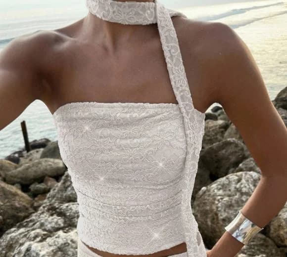 Top blanco strapless con textura y amarre en el cuello — foto 1