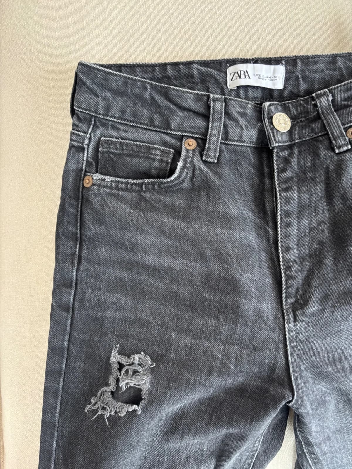 Usado por montserrat meneses, Jeans con roturas, talla 36