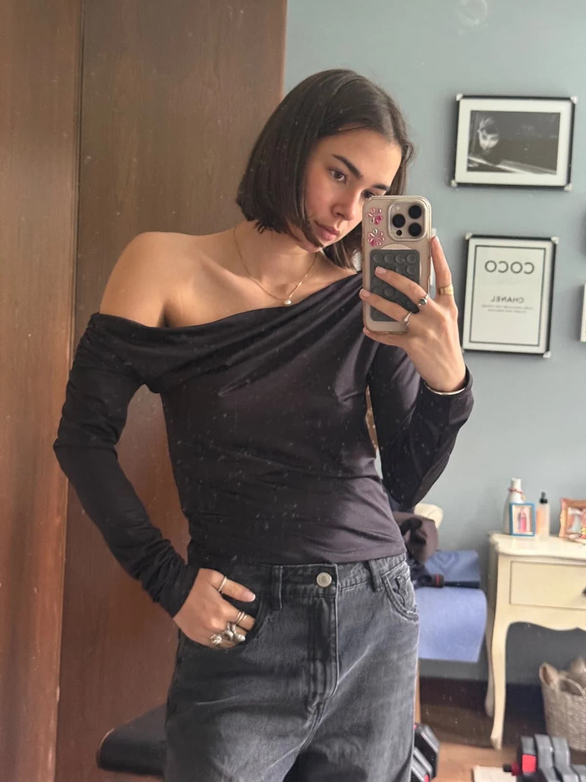 Polera sin hombro negra — foto 1
