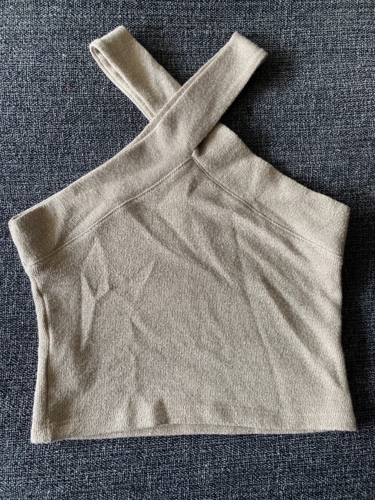 Usado por Mila Solari, top cruzado brillos color crema, talla S