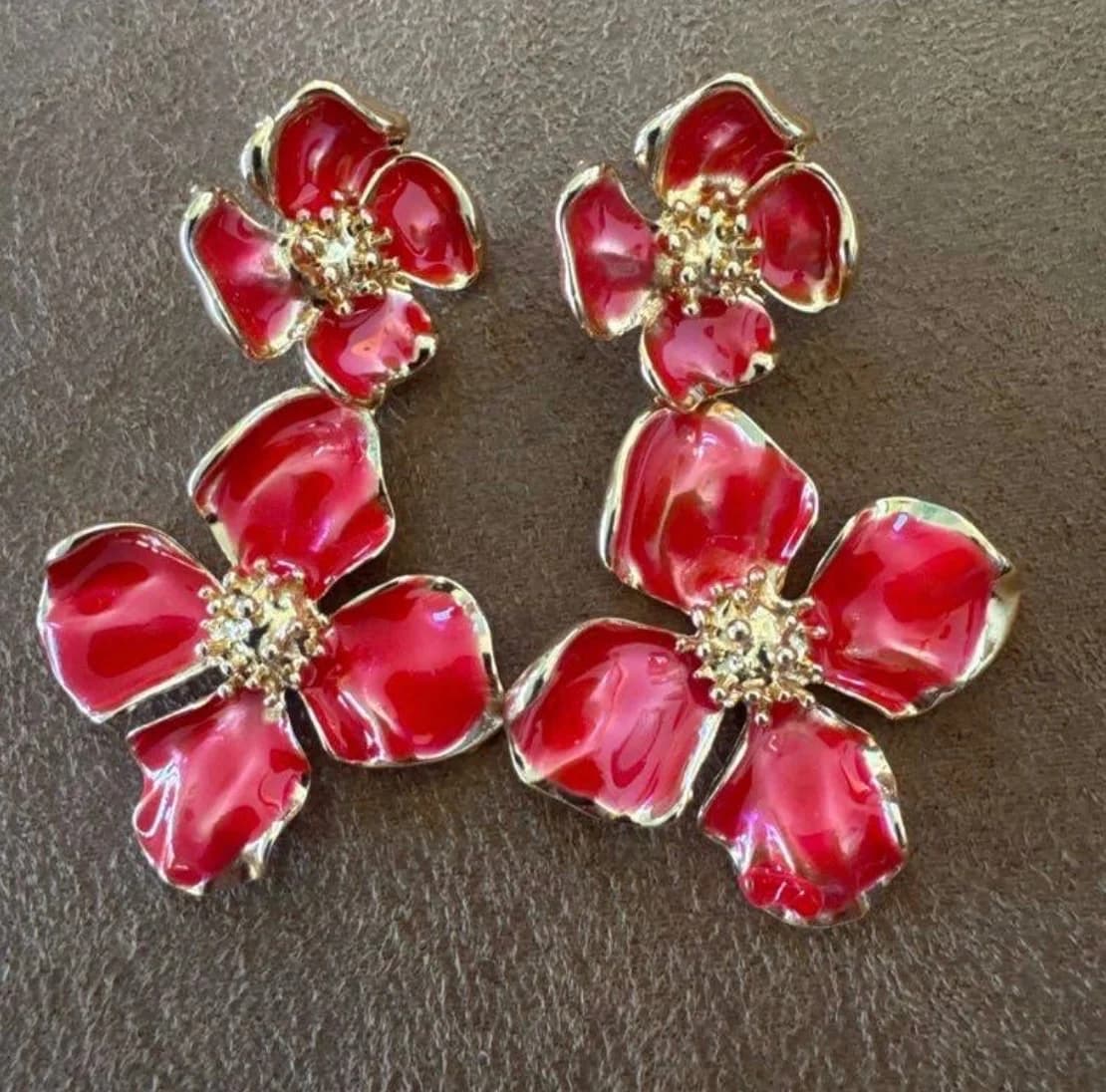 Usado por María de los Ángeles Esveile Molina , Aros colgantes de flor, color rojo