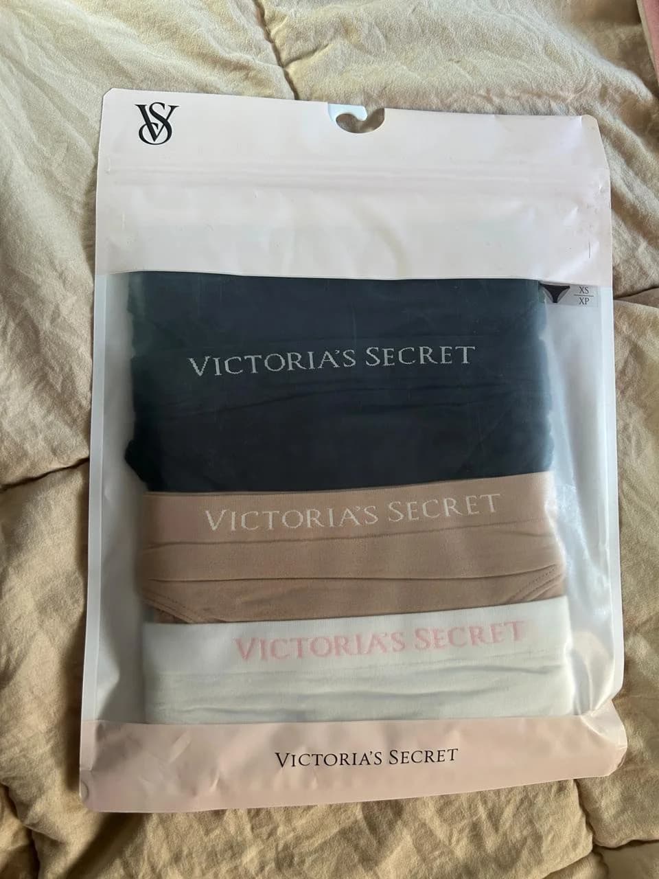 Usado por Claudia Vejar, Pack 4 calzones Victoria Secret , talla XS