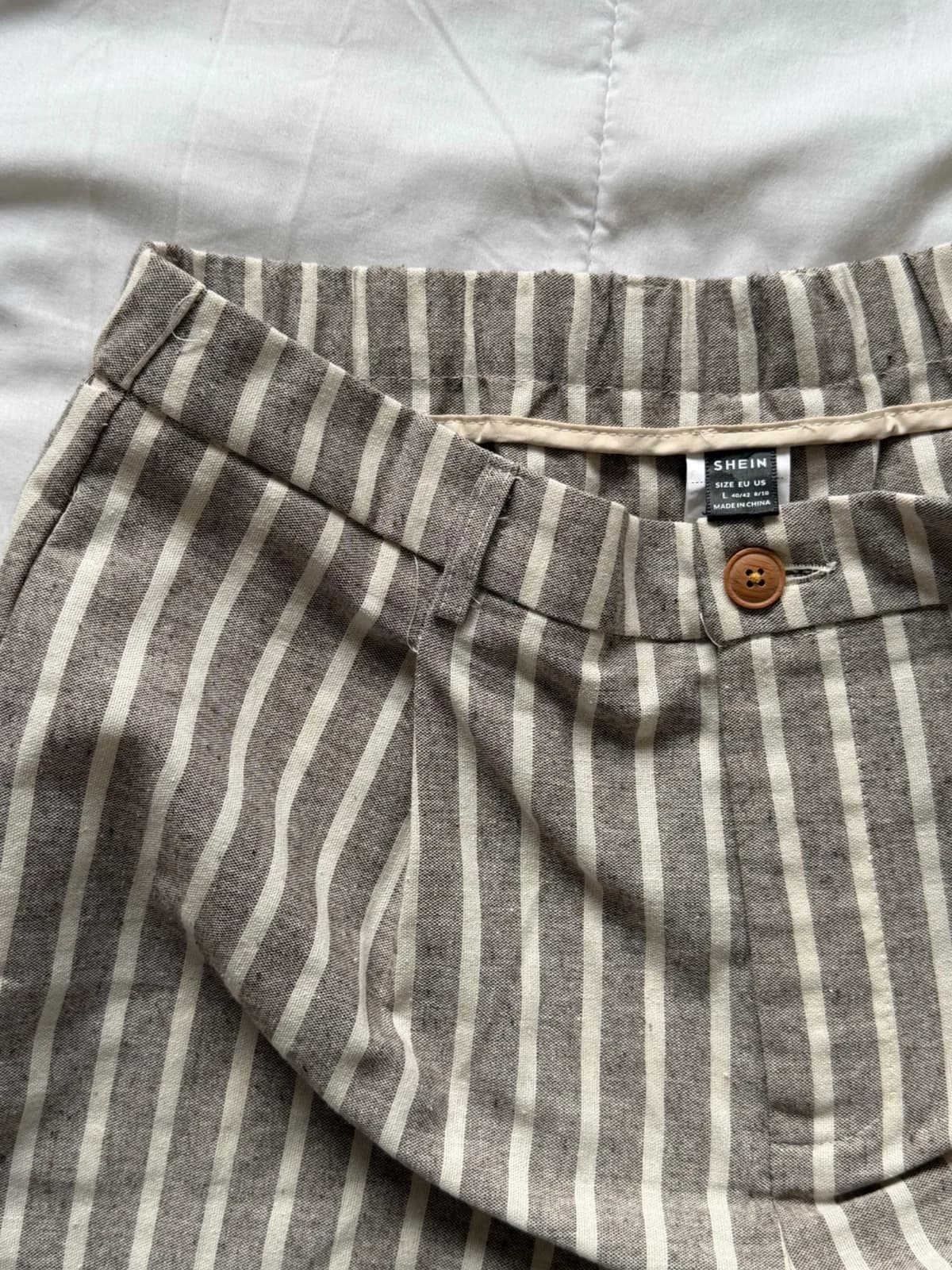 Usado por Isidora Fuenzalida Costa, Pantalones con líneas , talla L