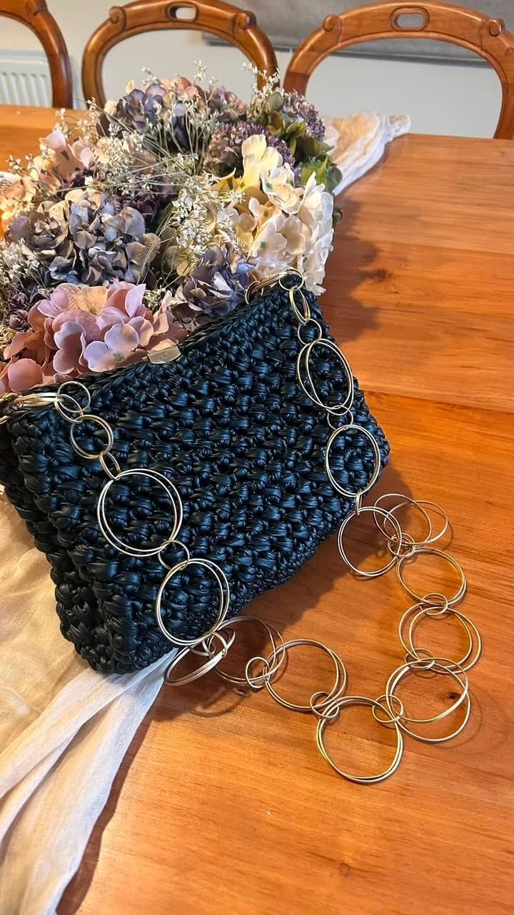 Usado por Brica Crochet, Cartera negra de crochet, talla unica