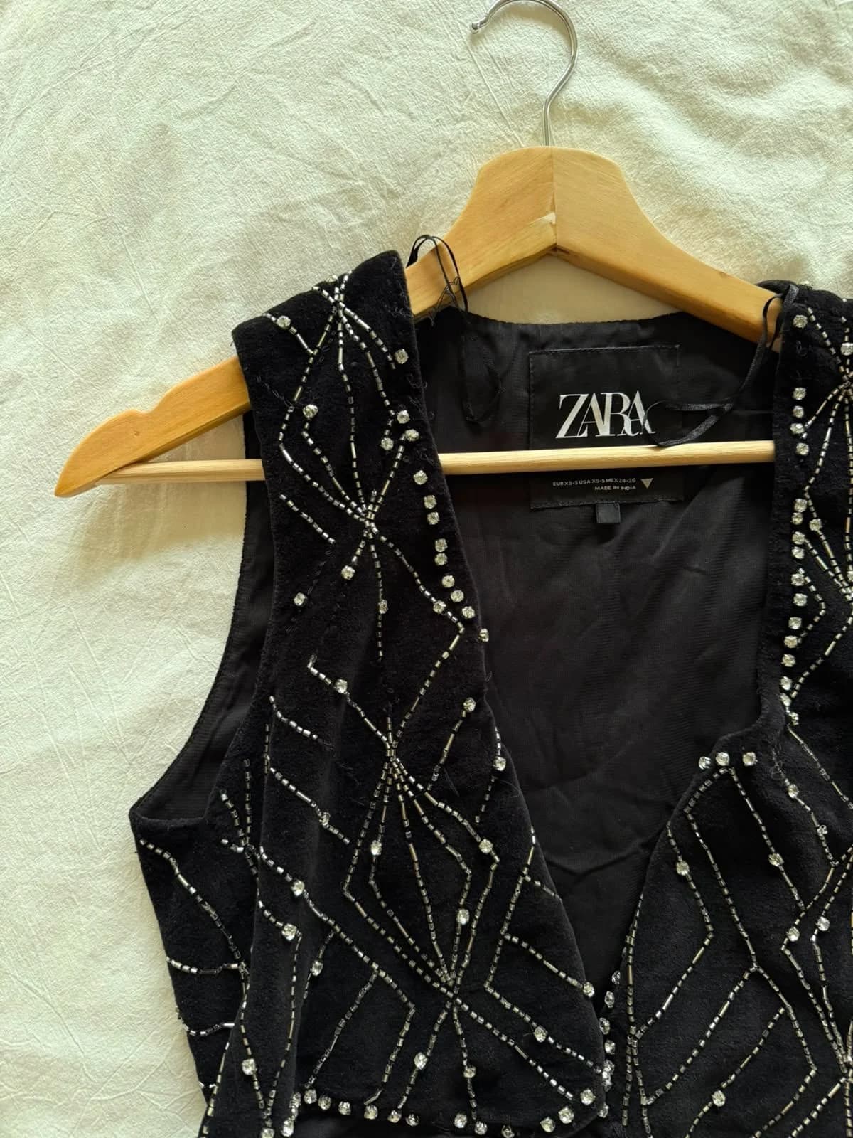 Usado por Paula Aravena, Vest fiesta Zara negro, talla XS