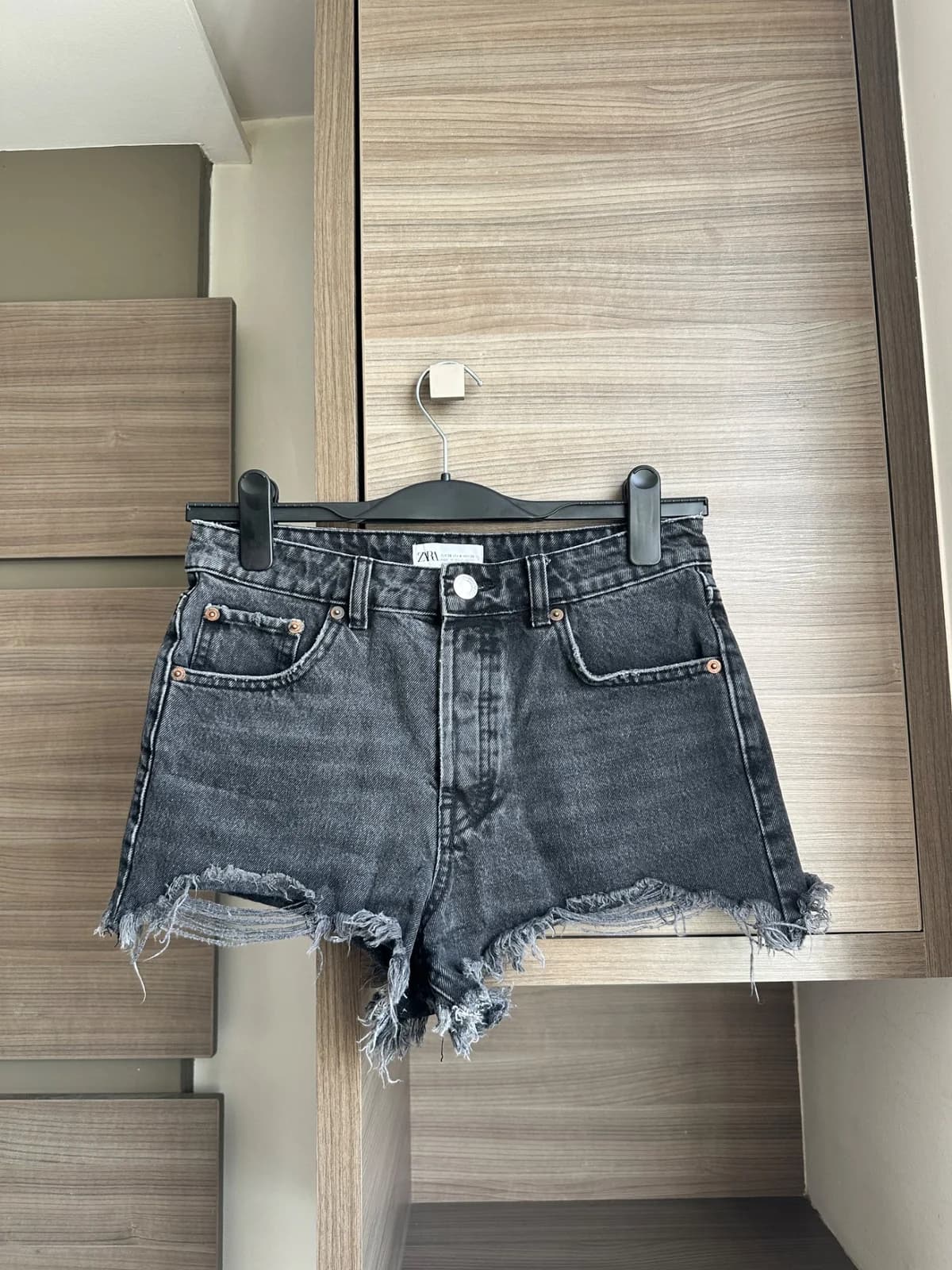 Usado por Arantza Bedoya, Short Jeans Negro Rasgado, talla 36