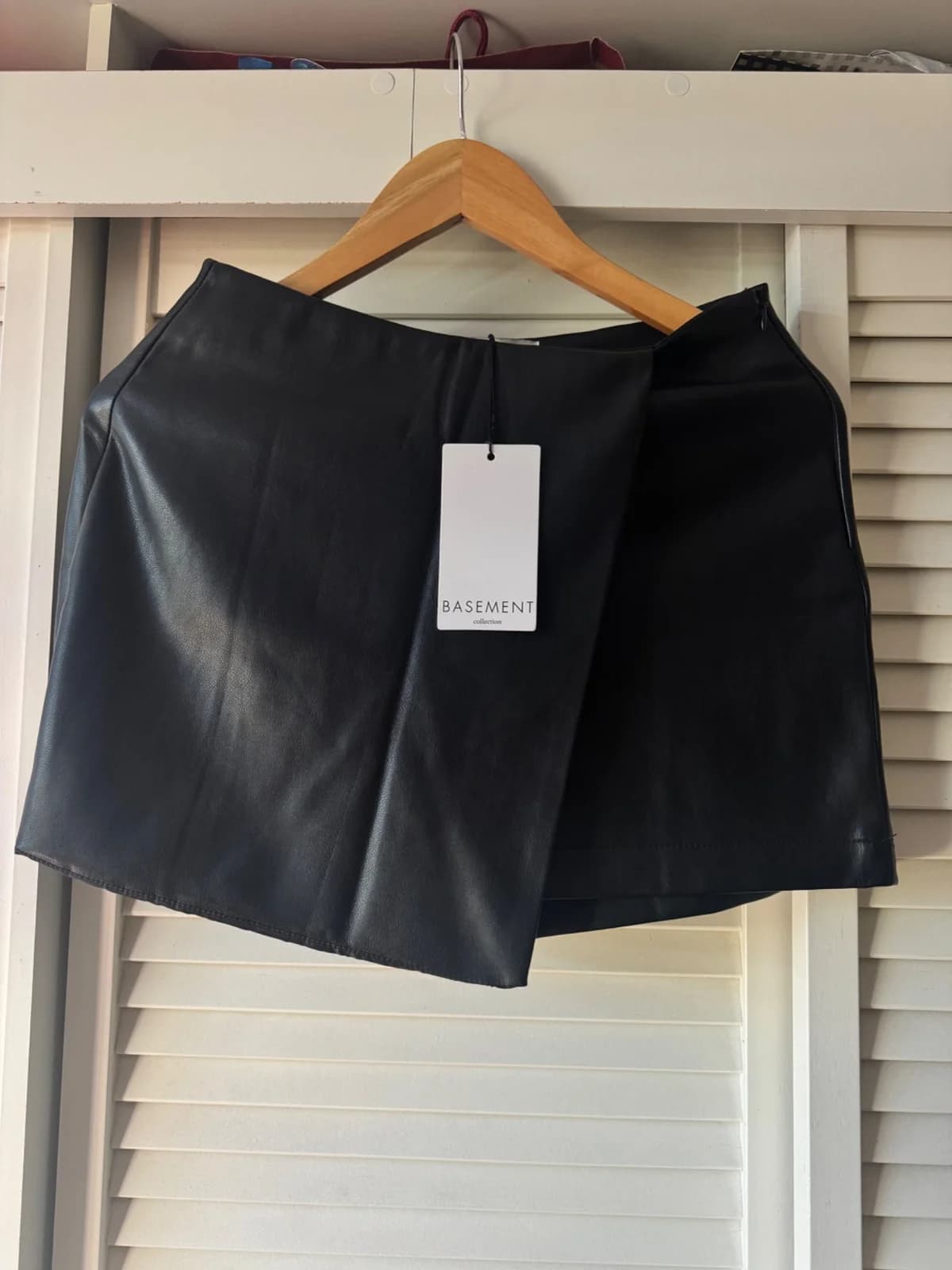 Usado por Isidora Estañaro Rondón, Falda Short Ecocuero, talla XS