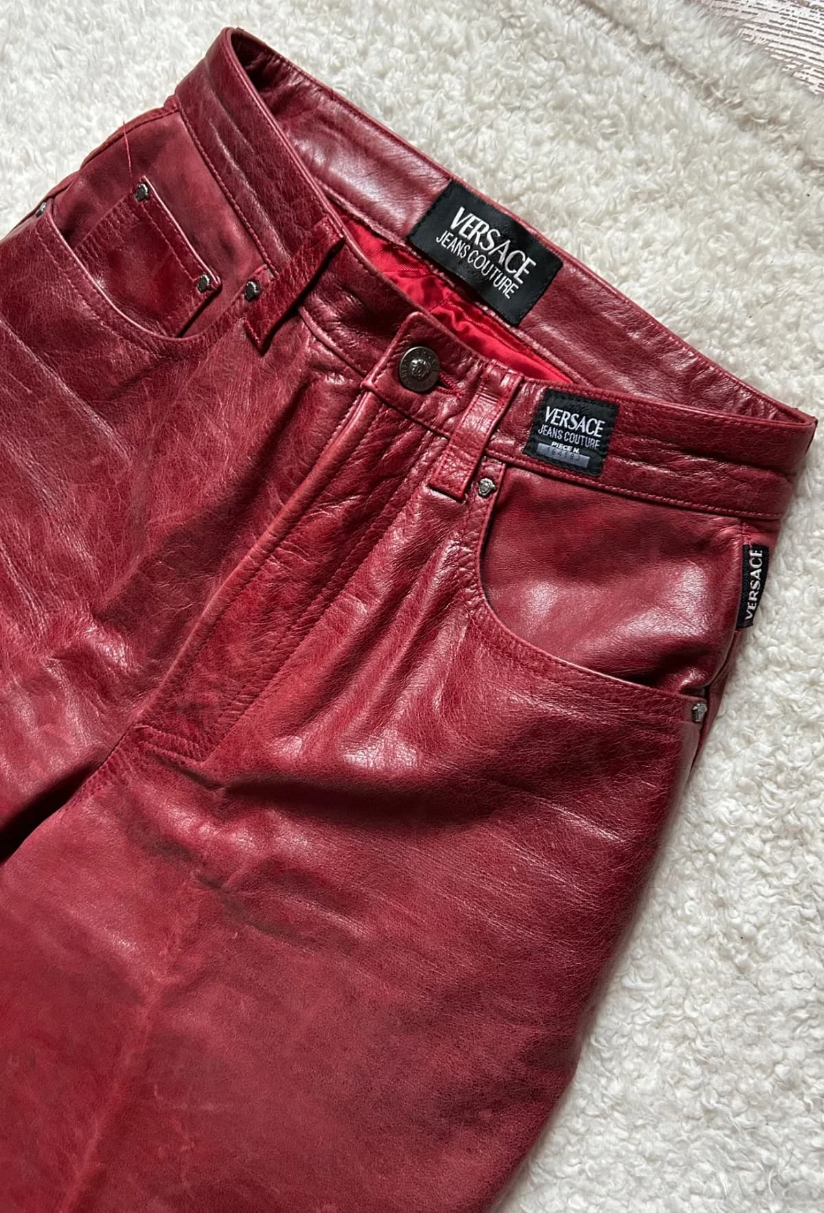 Usado por Catherina Cáceres Urrutia , Pantalón cuero rojo Versace , talla 26