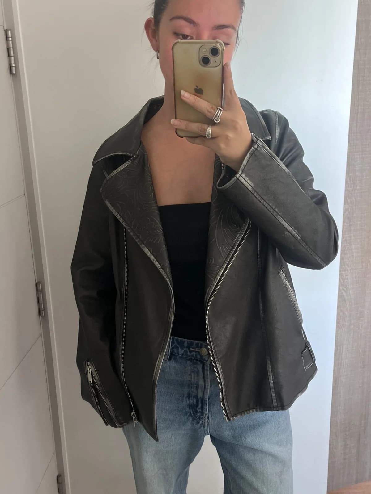 Usado por Antonia Camargo, Chaqueta estilo desgastada University Club, talla M