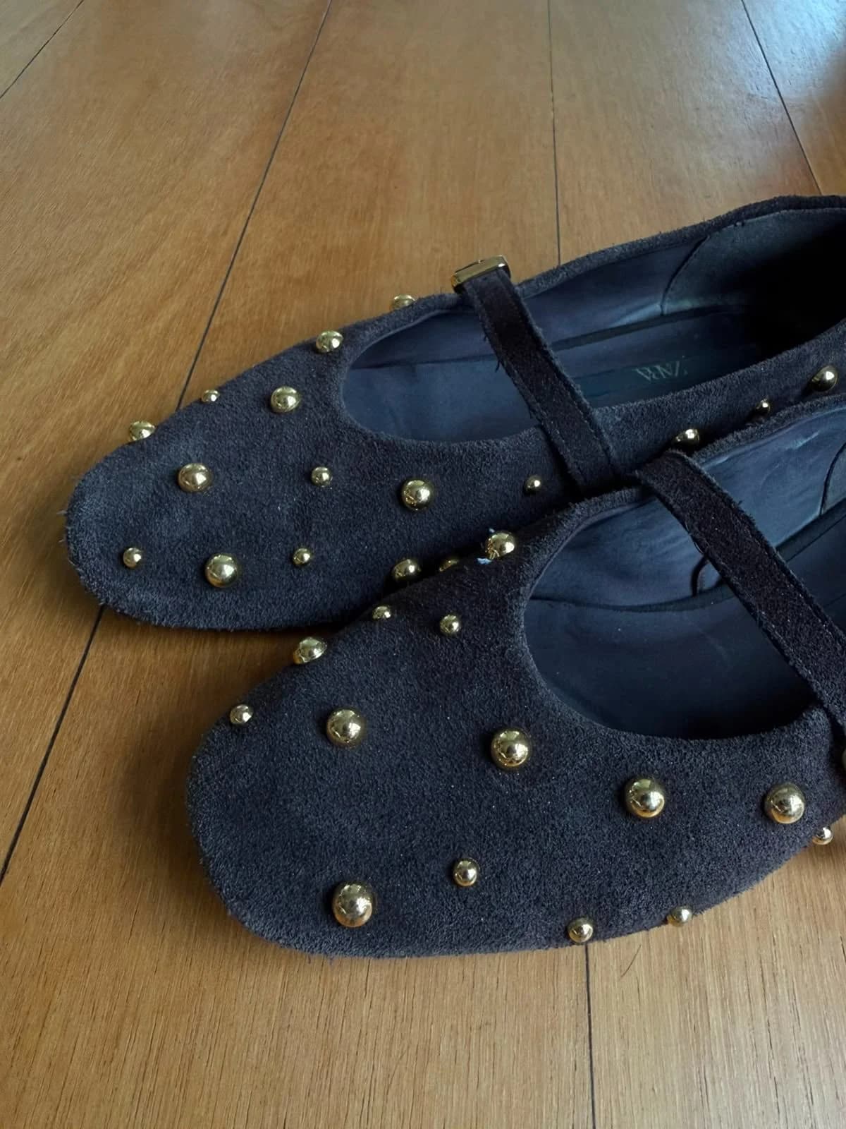 Usado por Paula Aravena, Ballerinas Zara café con aplicaciones, talla 37