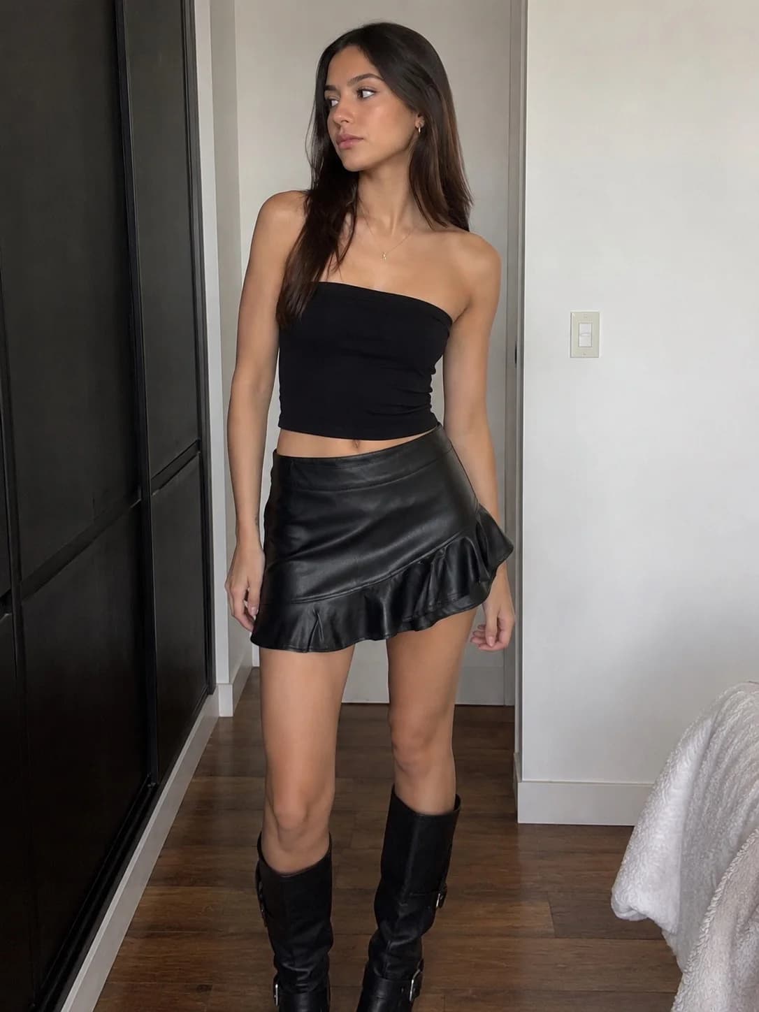 Usado por piera lancellotti, Falda short negra de cuerina con vuelo, talla M