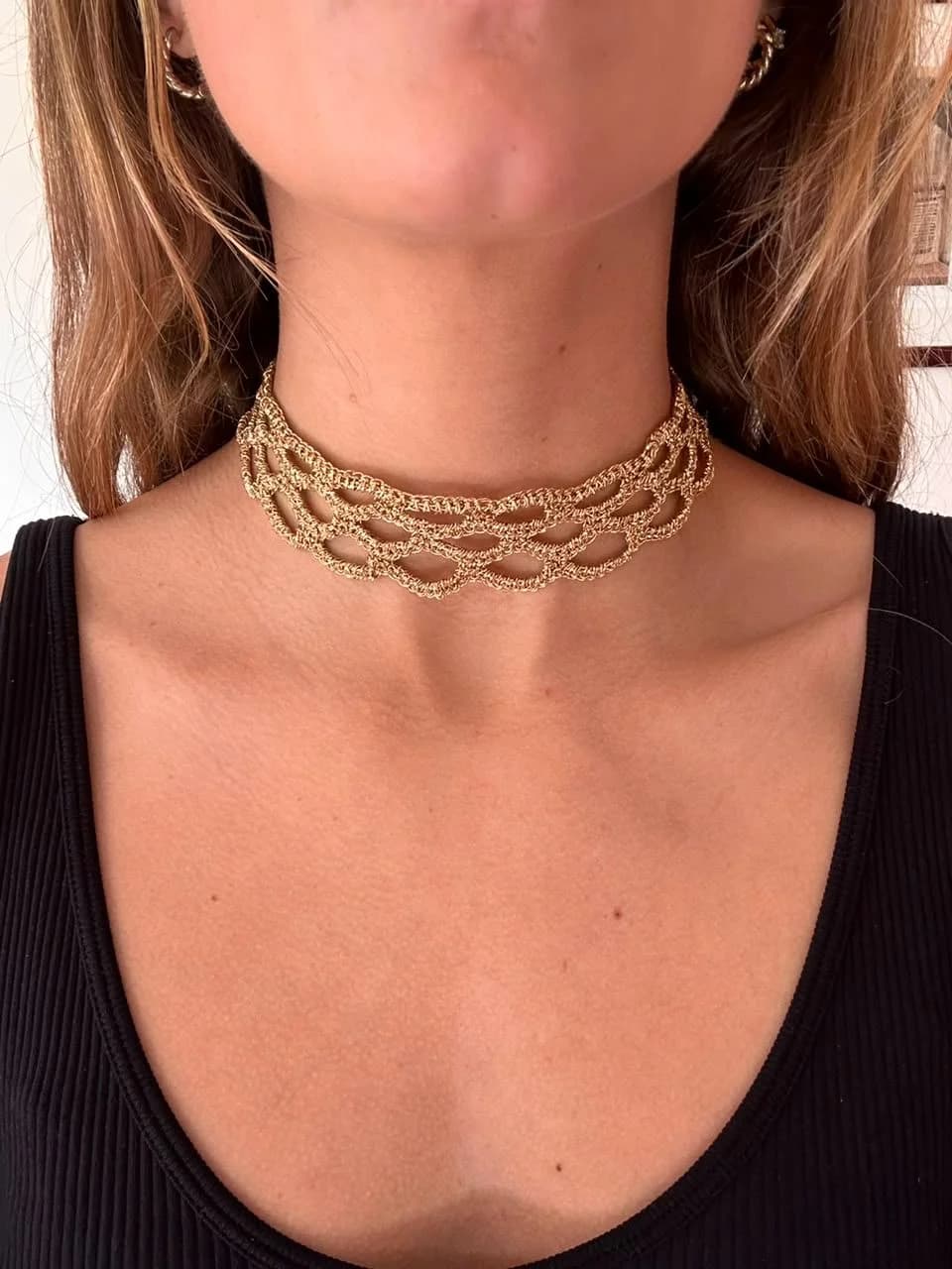 Usado por Brica Crochet, Collar colmena dorado