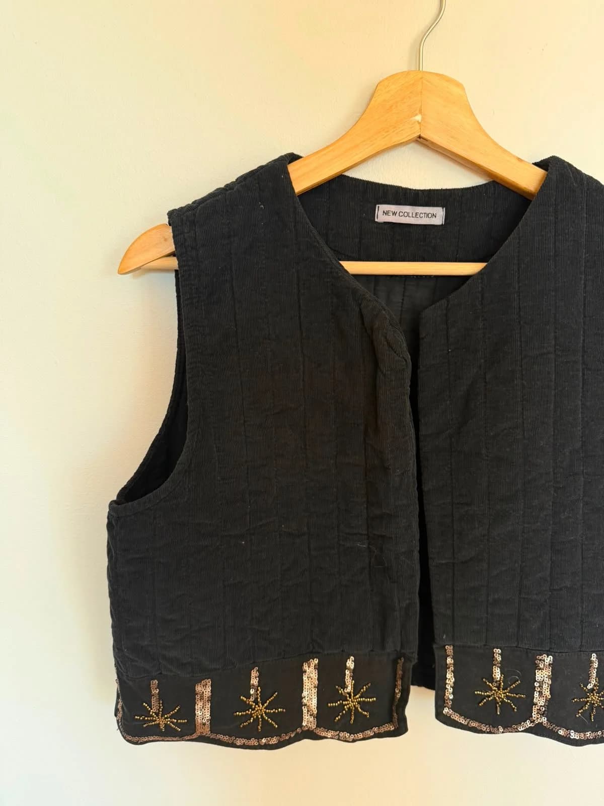Usado por Paula Aravena, Vest azul oscuro con lentejuelas doradas, talla Única