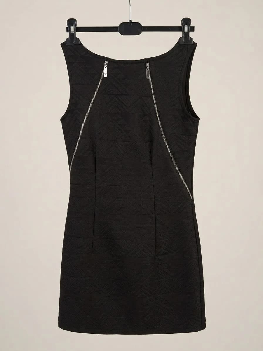 vestido negro con diseño — foto 1