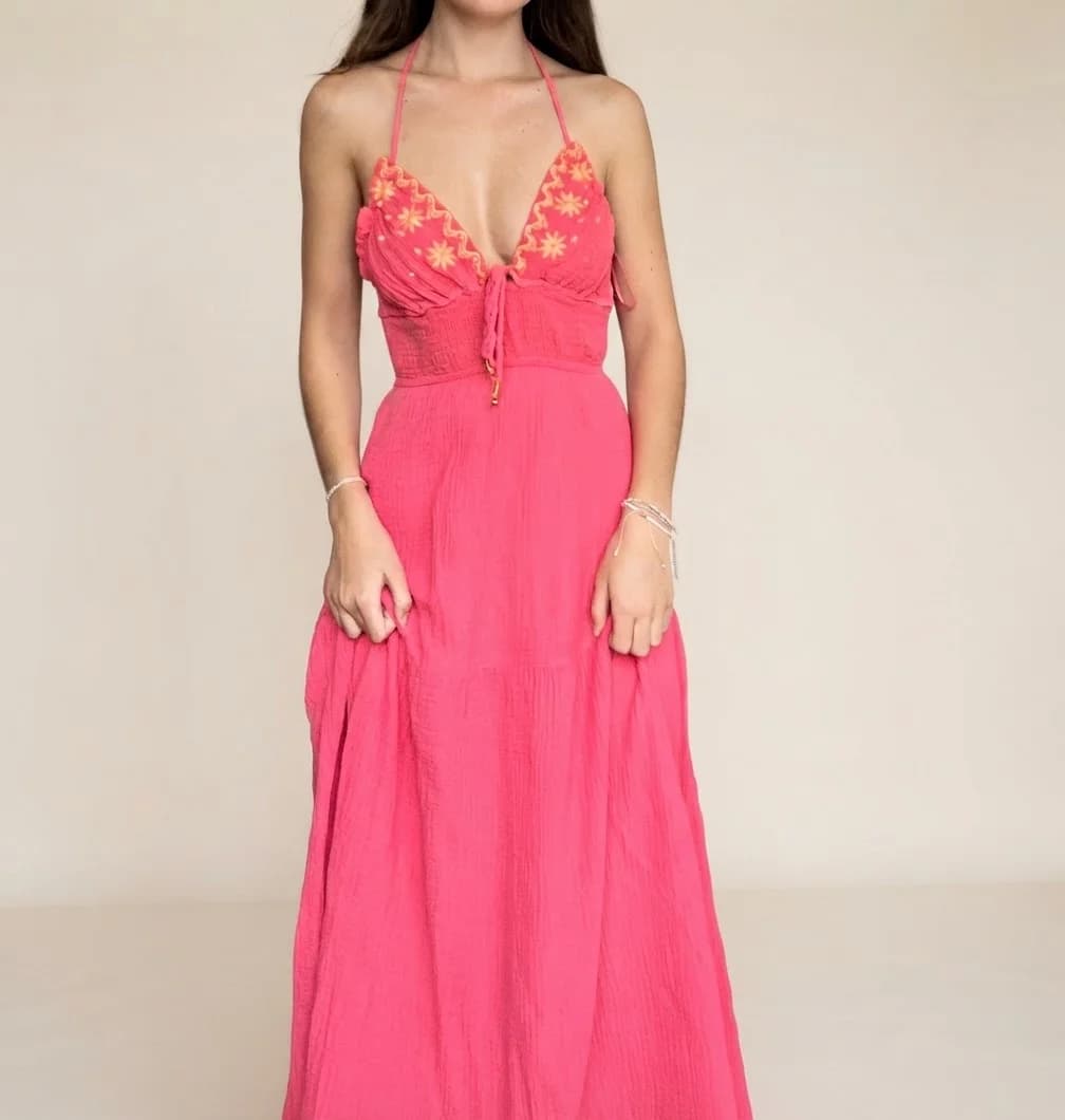 Usado por emilia correa, Vestido largo coral con bordado , talla Xs