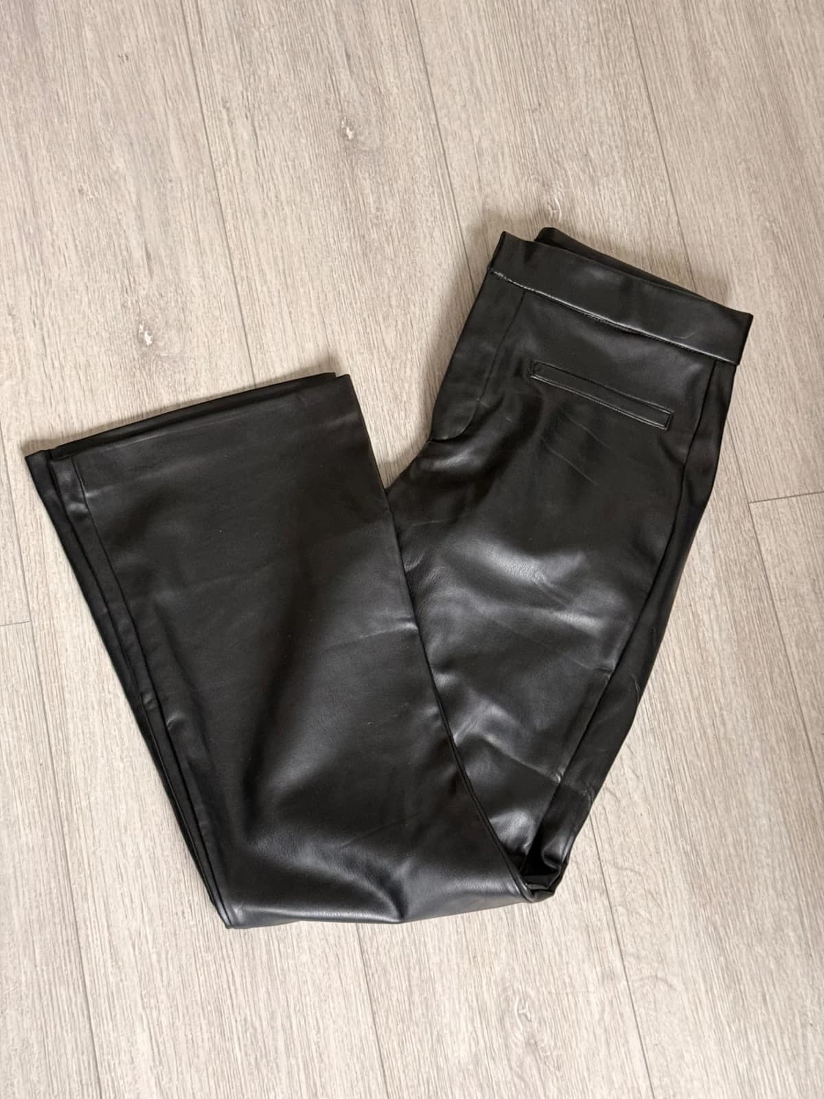 Pantalón mini flare eco cuero — foto 1