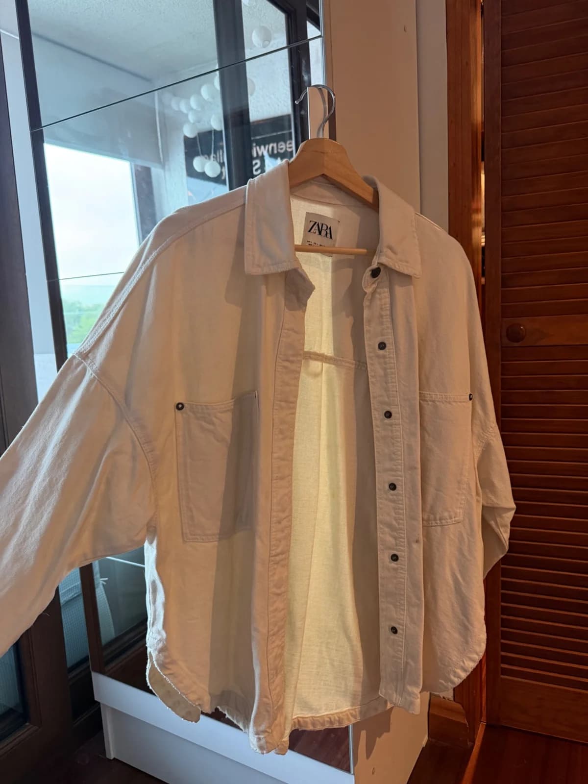 Usado por Danielle Debernardi, Camisa oversized tela rígida beige , talla L