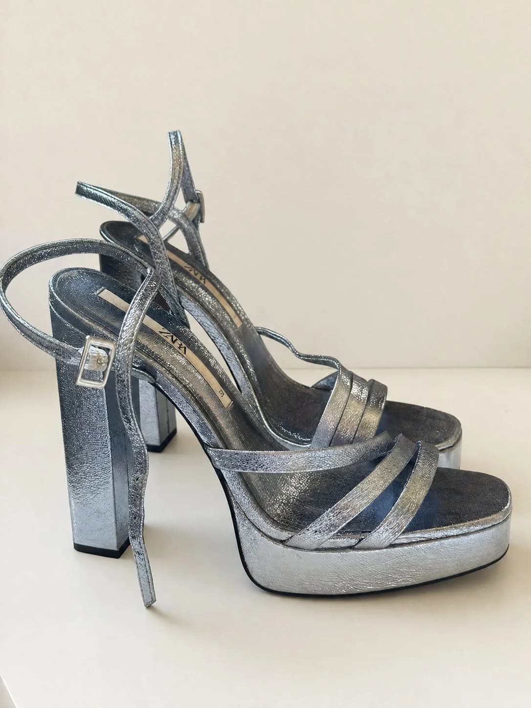 Usado por Paula Hirth Cardemil, Tacos Zara celeste metalizados, talla 39