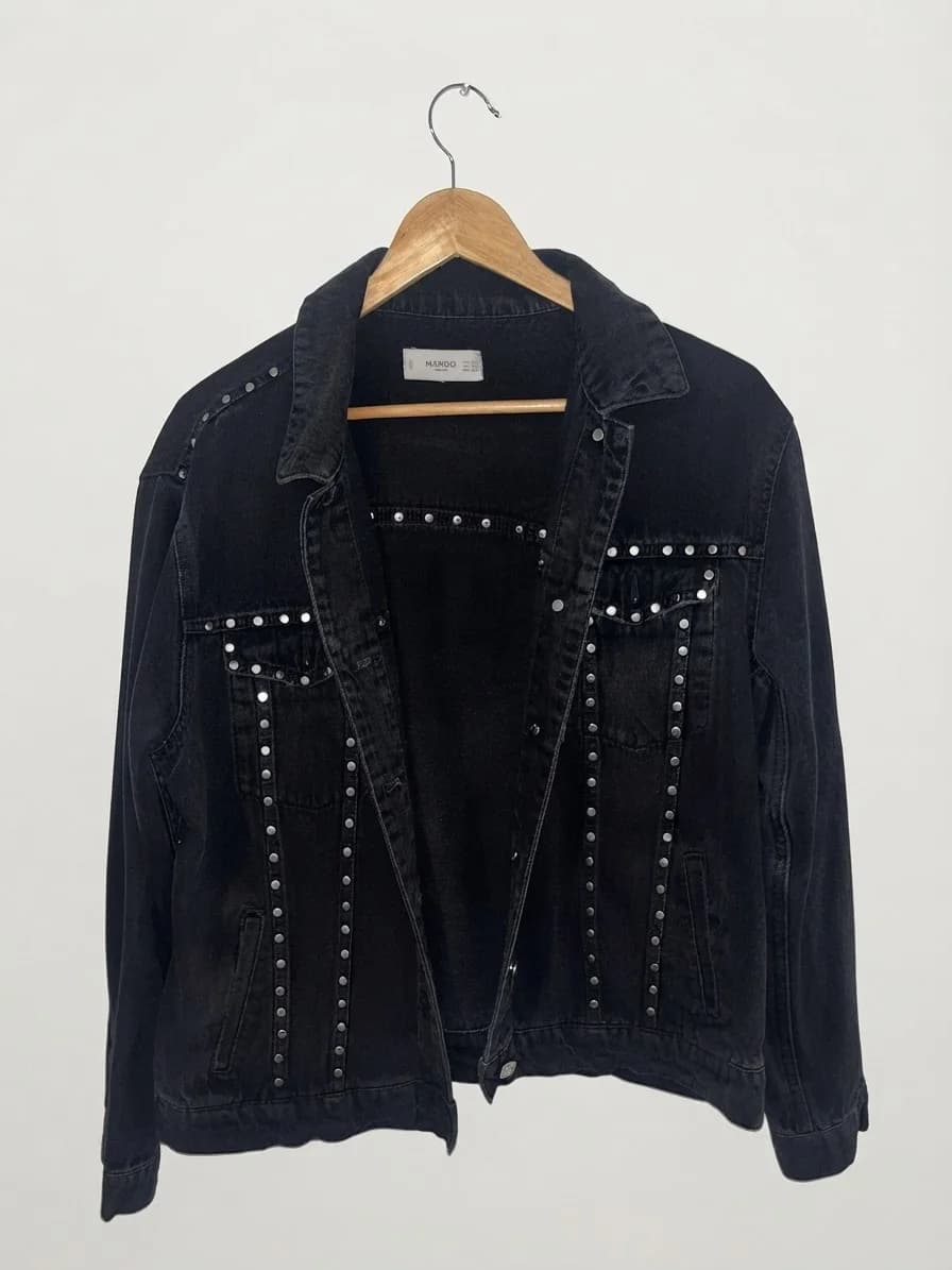 Chaqueta denim negra con tachas – Marca Mango