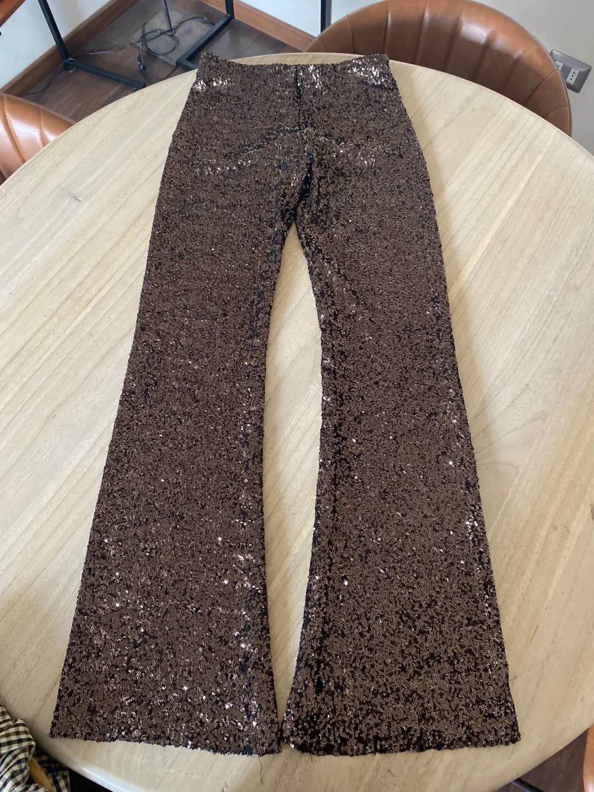 pantalón brillo zara — foto 1