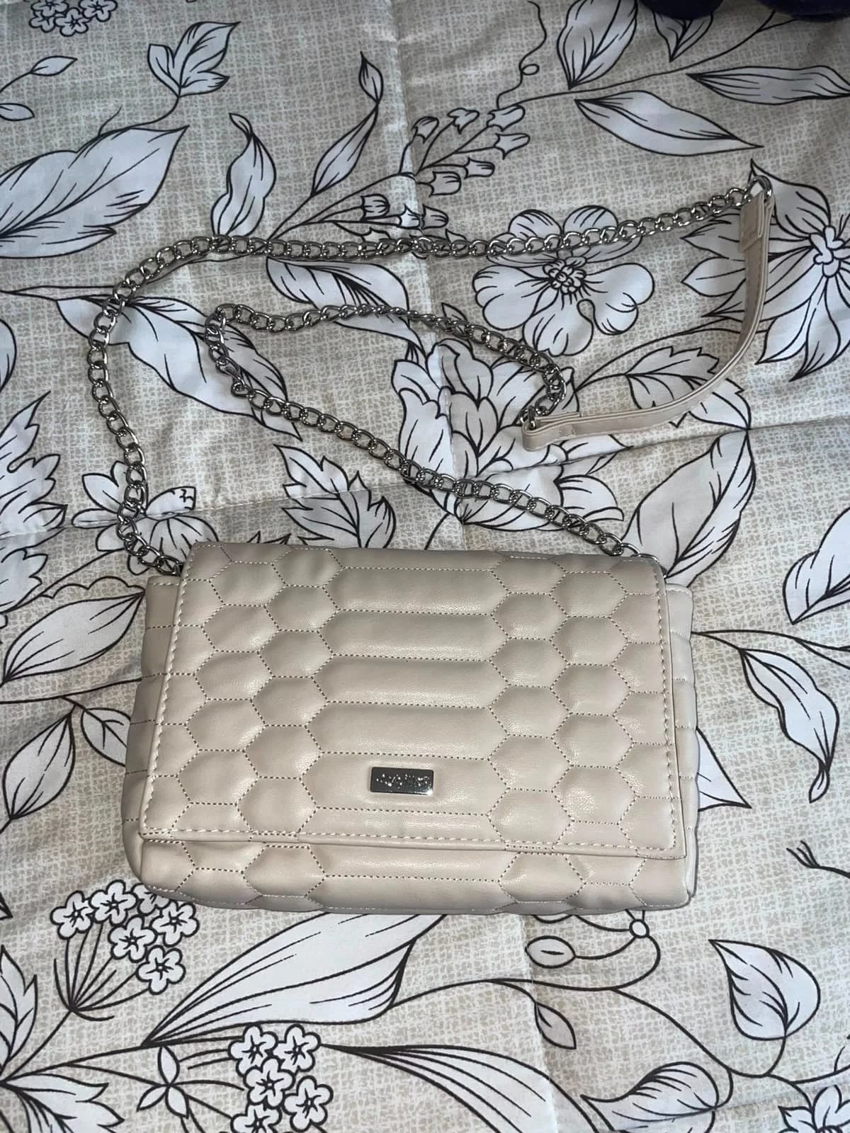 Usado por Lizette Medina W., Cartera Sybilla crema/beige